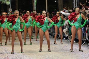 Sitges balla els últims compassos de Carnaval a la multitudinària rua de l’Extermini