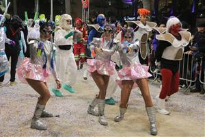 Sitges balla els últims compassos de Carnaval a la multitudinària rua de l’Extermini