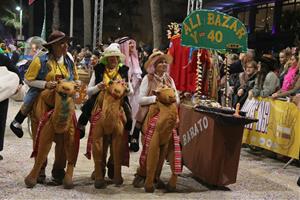 Sitges balla els últims compassos de Carnaval a la multitudinària rua de l’Extermini