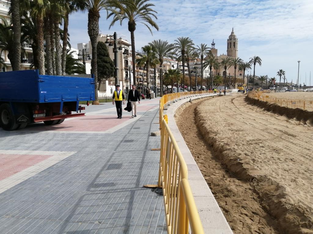 Sitges comença a retirar la canonada d’aigües residuals que passava per les platges . Ajuntament de Sitges