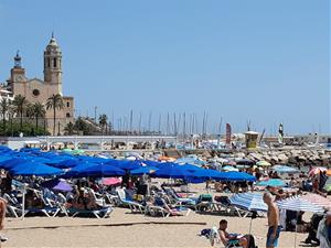 Sitges declara lliures de fum les platges de Sant Sebastià i La Fragata. Ajuntament de Sitges