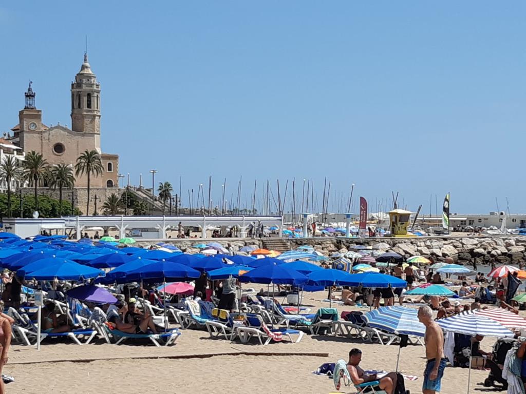 Sitges declara lliures de fum les platges de Sant Sebastià i La Fragata. Ajuntament de Sitges