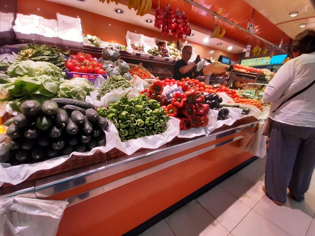 Sitges impulsa una campanya informativa sobre consum per als paradistes del Mercat . Ajuntament de Sitges