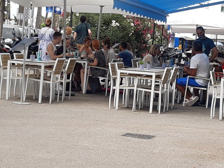 Sitges inspecciona l'espai de les terrasses de bars i restaurants perquè tornin a la situació d'abans de la pandèmia. Ajuntament de Sitges