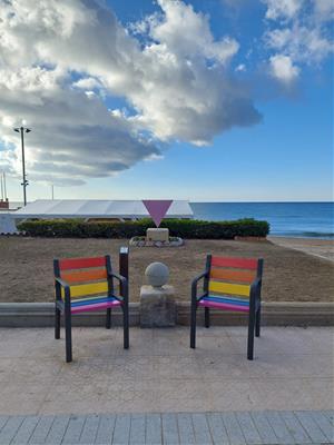 Sitges instal·la dues cadires pintades amb els colors del col·lectiu LGTBI per reivindicar la diversitat. Ajuntament de Sitges