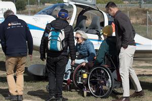 S’omple el cel del somriure de 130 persones amb discapacitat que volen a l’aeròdrom d’Igualada - Òdena. EIX