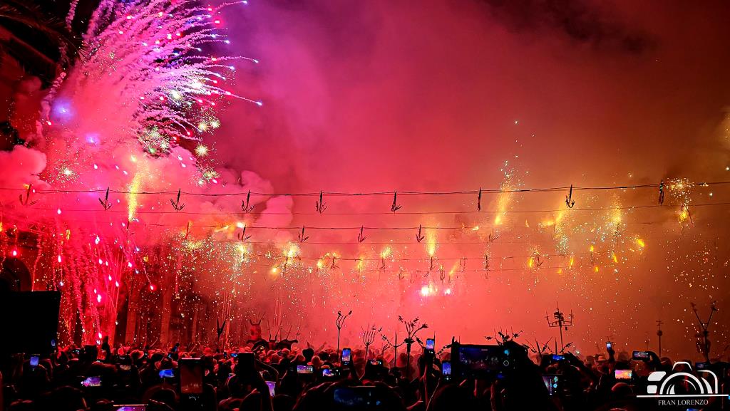 Sostre de foc a la plaça de la Vila. Fran Lorenzo