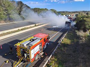 Tallada l'AP-7 per l'incendi d'un camió a Vilafranca del Penedès . EIX