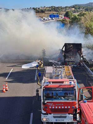 Tallada l'AP-7 per l'incendi d'un camió a Vilafranca del Penedès 