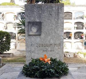 Tomba de Joaquim Mir i Trinxet al cementiri de Vilanova i la Geltrú. Eix