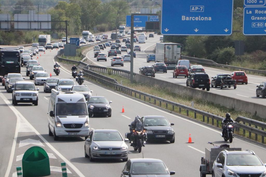 Trànsit activa un dispositiu especial pel cap de setmana llarg de la Diada i preveu la sortida de 420.000 vehicles. ACN