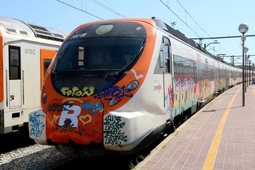 Un acte vandàlic obliga a transbordar els passatgers d'un tren entre Vilanova i Cubelles. ACN