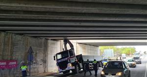 Un camió es queda atrapat al pont de la  BV-2113 a Sant Pere de Ribes. Ajt Sant Pere de Ribes