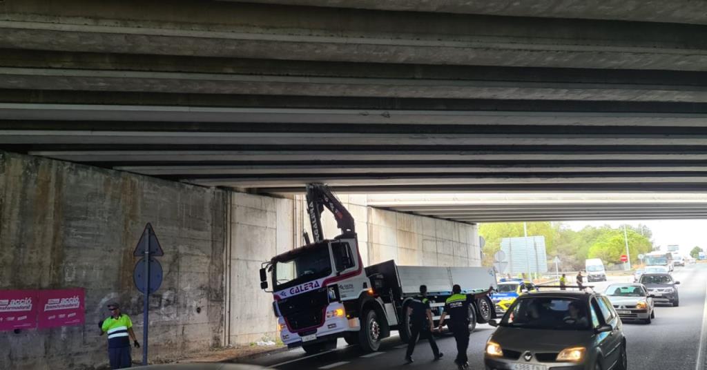 Un camió es queda atrapat al pont de la  BV-2113 a Sant Pere de Ribes. Ajt Sant Pere de Ribes