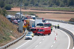 Un camioner mor en un xoc entre tres camions a l’AP-7 a Santa Oliva. ACN