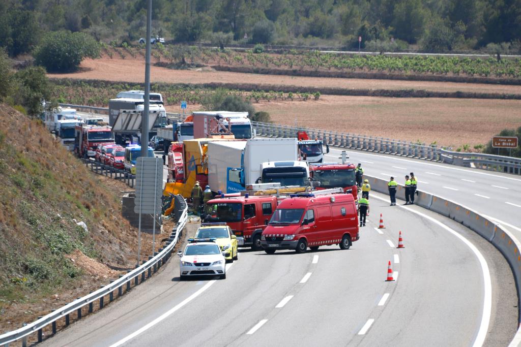 Un camioner mor en un xoc entre tres camions a l’AP-7 a Santa Oliva. ACN