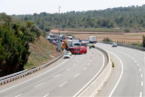 Un camioner mor en un xoc entre tres camions a l’AP-7 a Santa Oliva