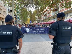 Un centenar de persones protesten a Vilanova i la Geltrú contra la Copa Amèrica coincidint amb la festa inaugural. Sheima Abdelmalek