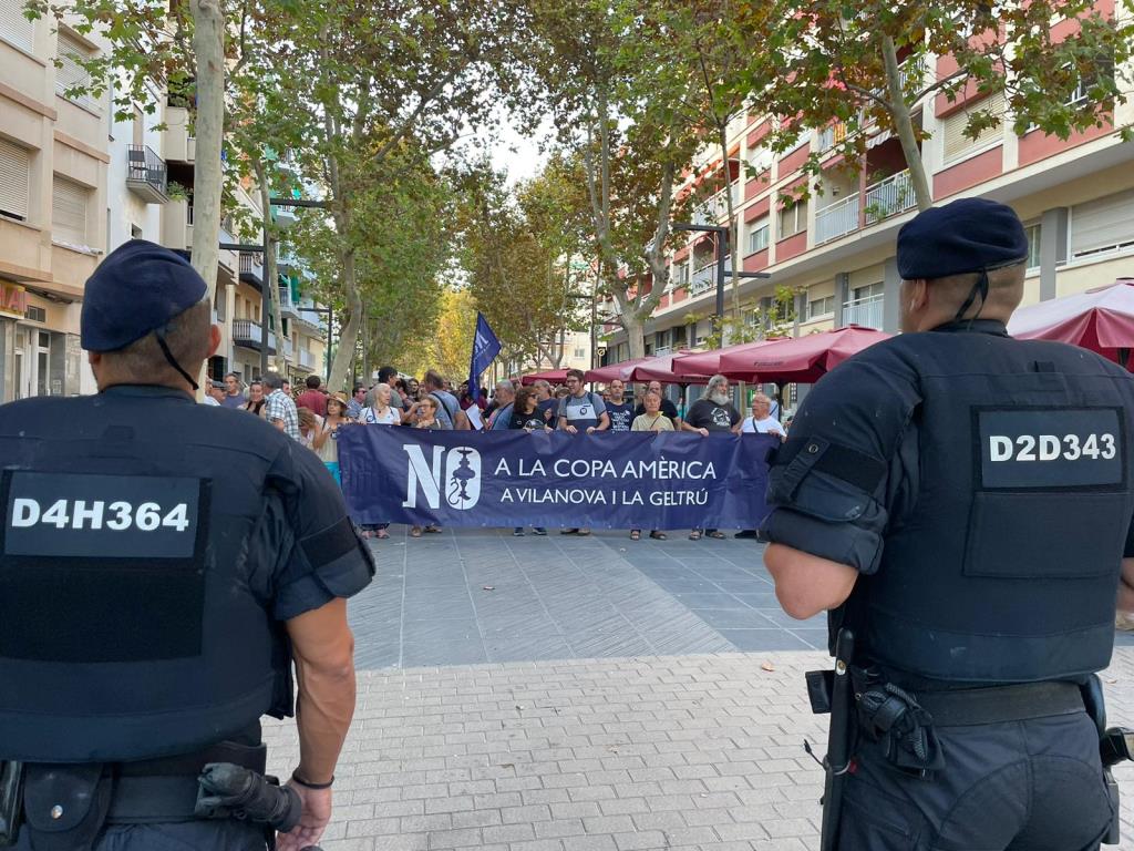 Un centenar de persones protesten a Vilanova i la Geltrú contra la Copa Amèrica coincidint amb la festa inaugural. Sheima Abdelmalek