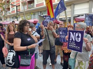 Un centenar de persones protesten a Vilanova i la Geltrú contra la Copa Amèrica coincidint amb la festa inaugural