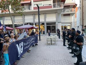 Un centenar de persones protesten a Vilanova i la Geltrú contra la Copa Amèrica coincidint amb la festa inaugural