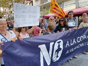 Un centenar de persones protesten a Vilanova i la Geltrú contra la Copa Amèrica coincidint amb la festa inaugural