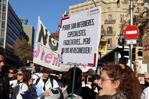 Un dels cartells durant la manifestació convocada per Infermeres de Catalunya. ACN / Maria Pratdesaba