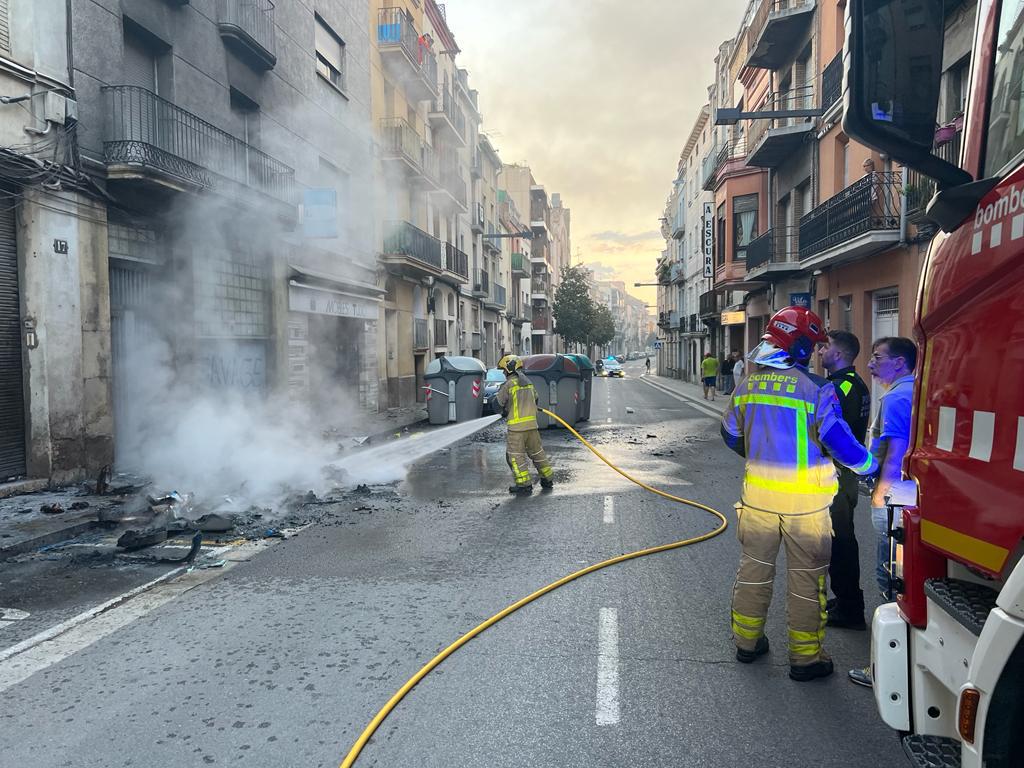 Un detingut a Igualada per cremar sis contenidors i provocar danys a un vehicle i a les façanes de dos edificis. Ajuntament d'Igualada