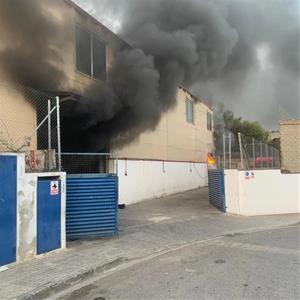 Un foc calcina sis vehicles d'una nau d'una empresa de grues de Sant Pere de Ribes. Ajt Sant Pere de Ribes