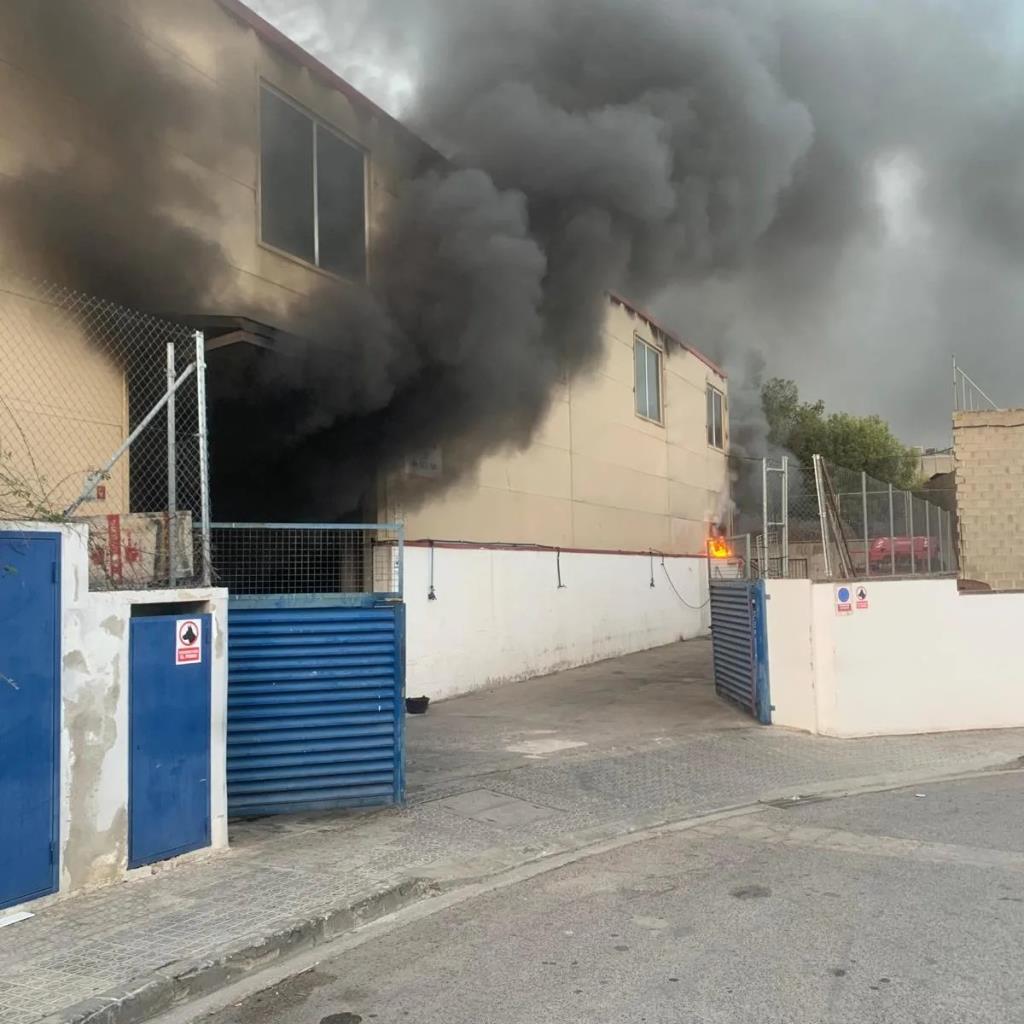 Un foc calcina sis vehicles d'una nau d'una empresa de grues de Sant Pere de Ribes. Ajt Sant Pere de Ribes