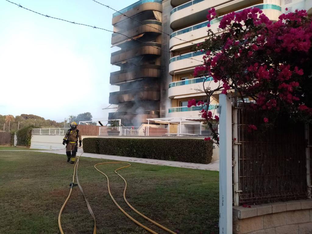 Un foc crema els baixos d’un edifici de Vilanova i la Geltrú i obliga a desallotjar alguns veïns. Policia local de Vilanova
