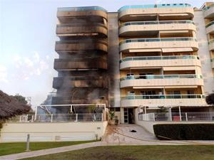 Un foc crema els baixos d’un edifici de Vilanova i la Geltrú i obliga a desallotjar alguns veïns