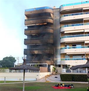 Un foc crema els baixos d’un edifici de Vilanova i la Geltrú i obliga a desallotjar alguns veïns