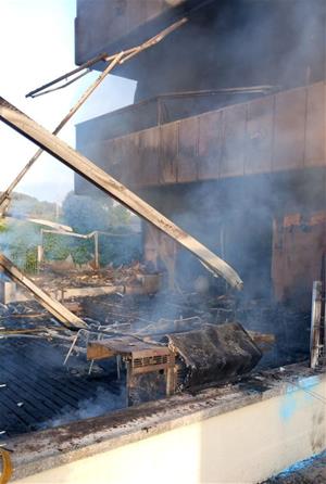Un foc crema els baixos d’un edifici de Vilanova i la Geltrú i obliga a desallotjar alguns veïns