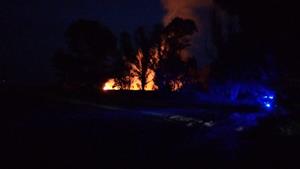 Un incendi a la platja Llarga de Vilanova obliga a tallar la circulació de trens amb Cubelles. Policia local de Vilanova