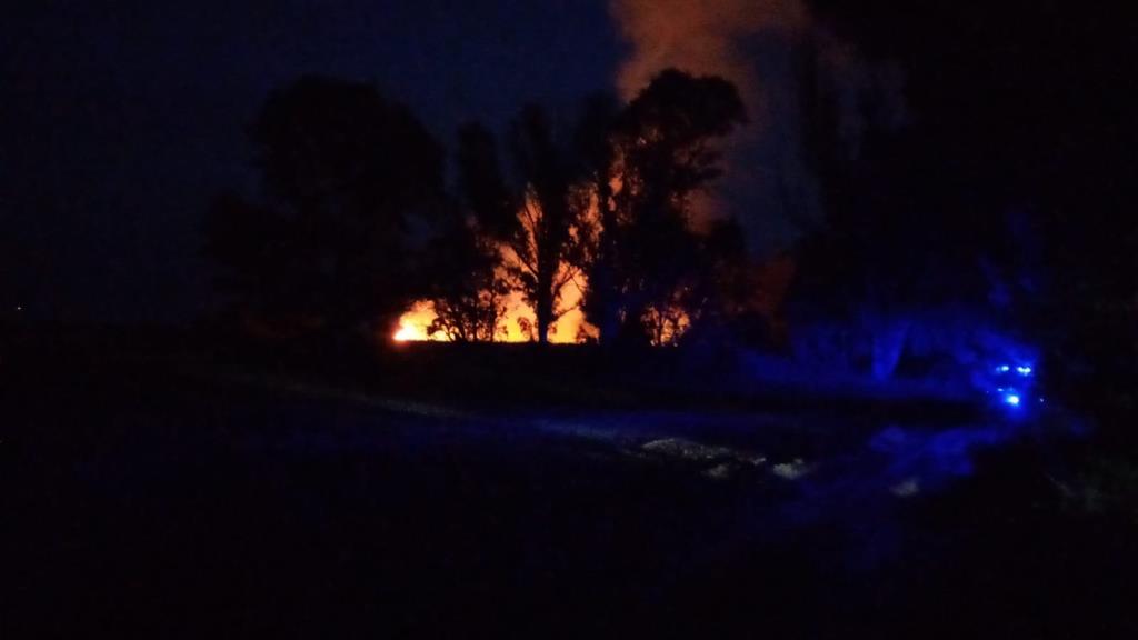 Un incendi a la platja Llarga de Vilanova obliga a tallar la circulació de trens amb Cubelles. Policia local de Vilanova