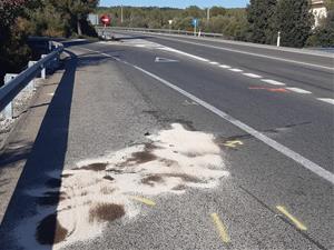 Un motorista de 54 anys mor per un xoc amb un turisme i un totterreny a l'N-340 al Vendrell. EIX