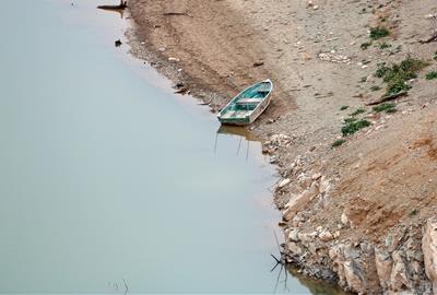 Una barca en mig del pantà de Siurana que a causa de la sequera no arriba al 8% de la seva capacitat. ACN / Arnau Martínez