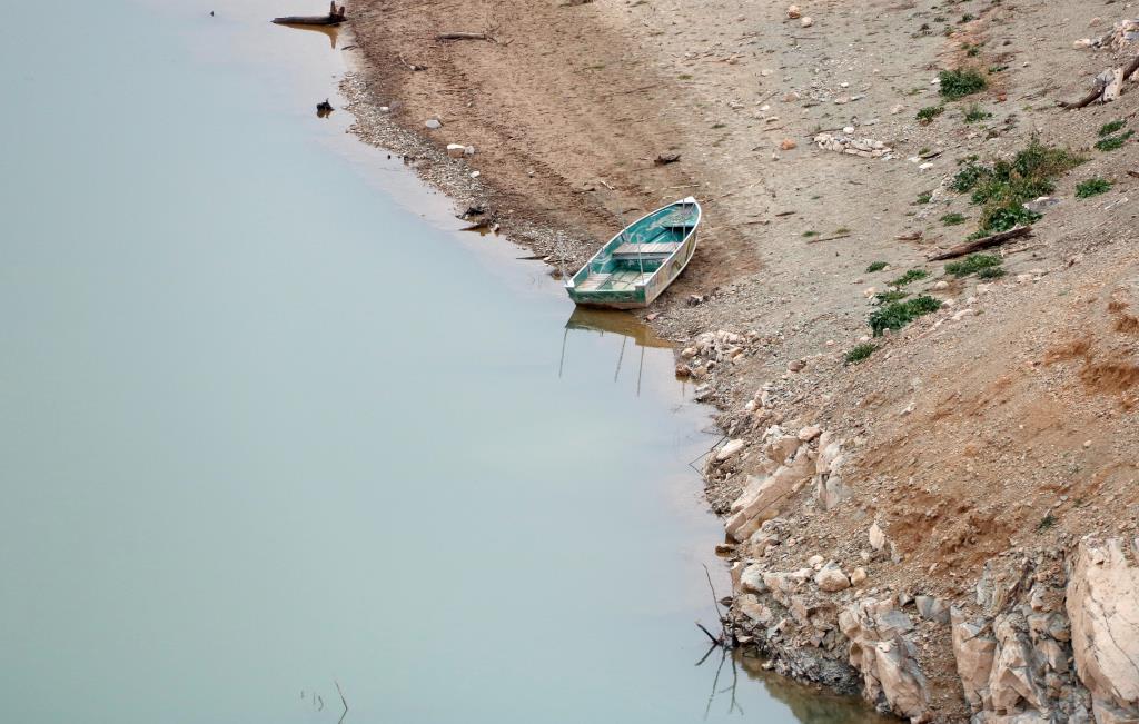 Una barca en mig del pantà de Siurana que a causa de la sequera no arriba al 8% de la seva capacitat. ACN / Arnau Martínez