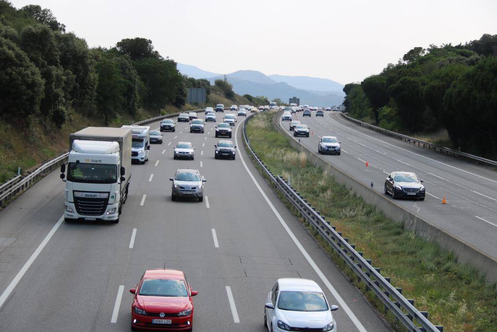 Una cinquantena de quilòmetres de retencions i congestió a l'AP-7 en la primera fase de l'operació sortida de Sant Joan. ACN