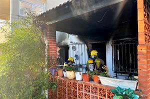 Una dona perd la vida en un incendi d'habitatge a Albinyana. Bombers de la Generalitat