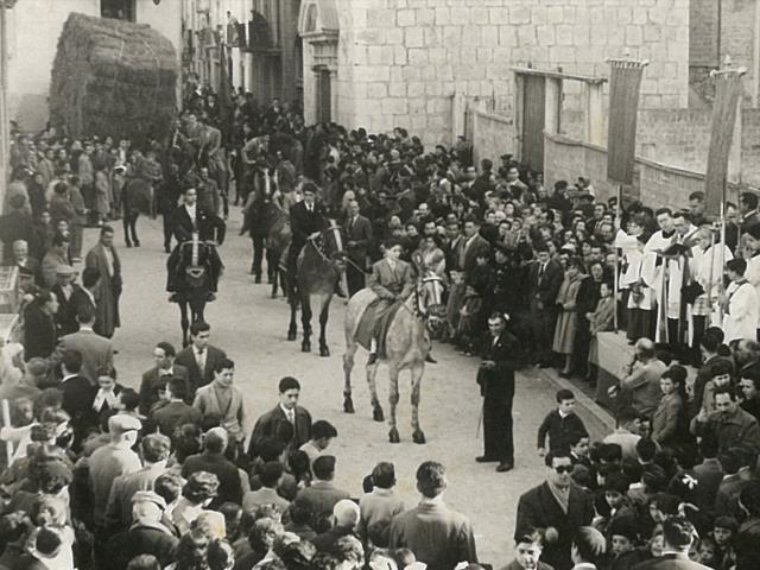 Una exposició sobre la Festa dels Tres Tombs, punt de partida a la Festa Major d'Hivern de Vilanova. Ajuntament de Vilanova