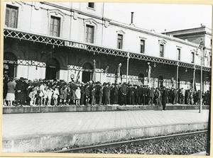 Una multitud de gent abarrotava l'andana esperant l'arribada del tren de Macià. Arxiu comarcal del Garraf