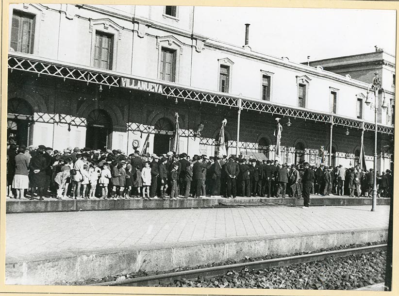 Una multitud de gent abarrotava l'andana esperant l'arribada del tren de Macià. Arxiu comarcal del Garraf