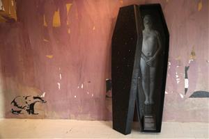 Una vintena d’artistes critiquen el “negoci funerari” en una exposició de taüts de cartró