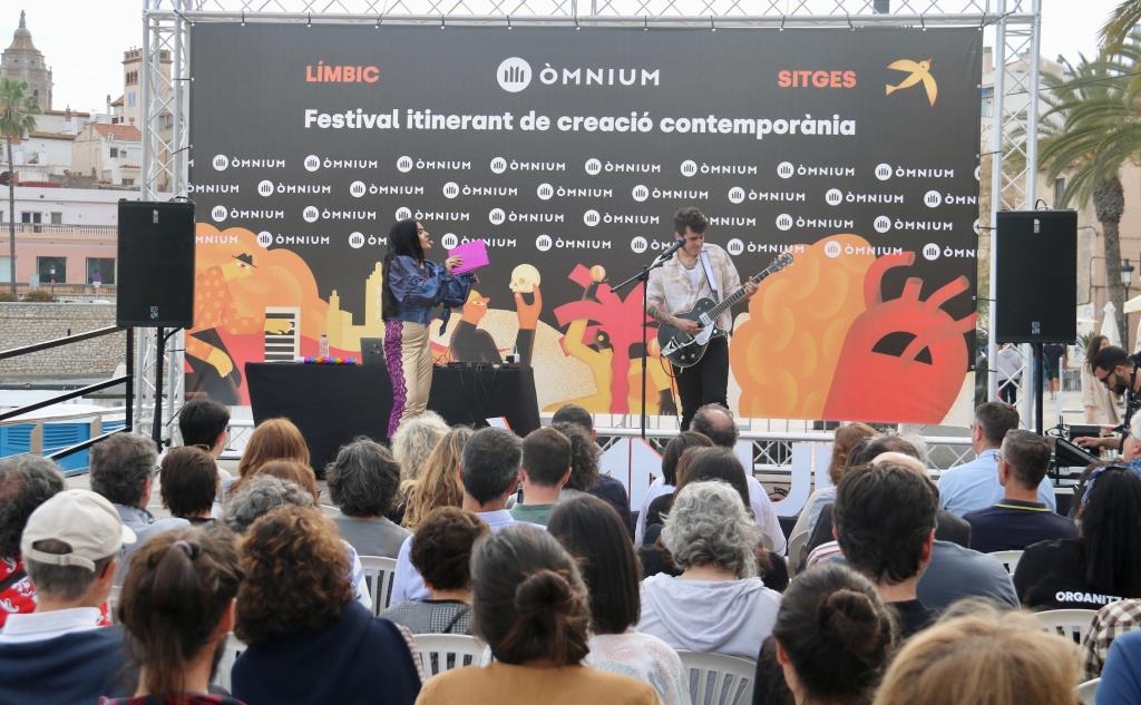 Unes 20.000 persones passen per la segona edició del Festival Límbic d’Òmnium Cultural a Sitges. ACN