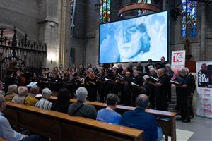 Unes 300 persones assisteixen a la Basílica de Santa Maria al concert pels 10 anys de Càritas . Càritas