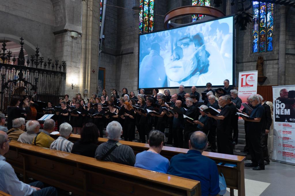 Unes 300 persones assisteixen a la Basílica de Santa Maria al concert pels 10 anys de Càritas . Càritas