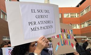 Unes 400 persones es concentren a l'Hospital d'Igualada per reclamar una millora en les condicions laborals. ACN