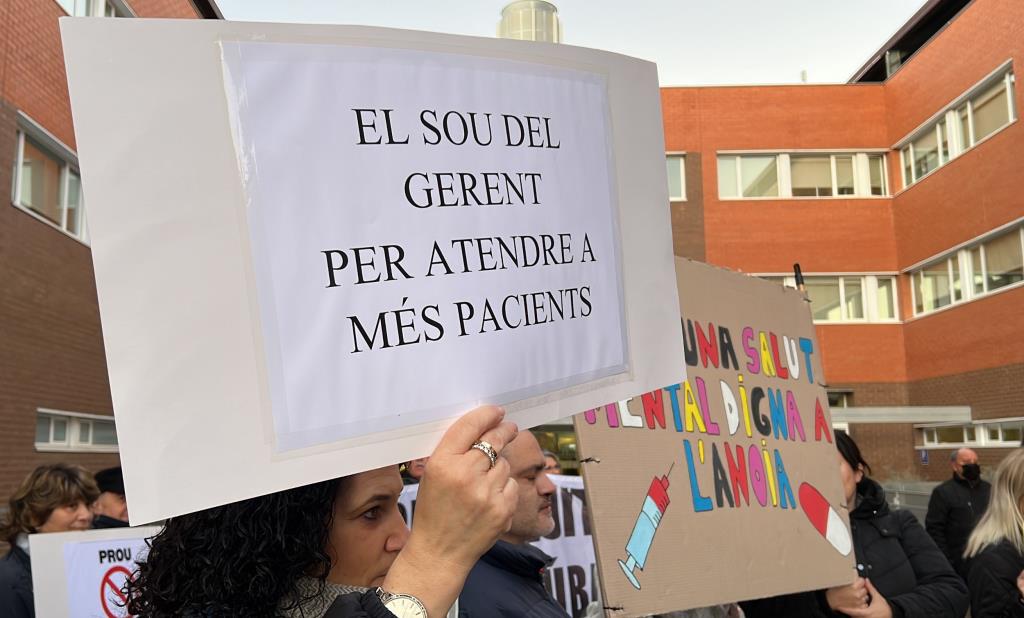 Unes 400 persones es concentren a l'Hospital d'Igualada per reclamar una millora en les condicions laborals. ACN